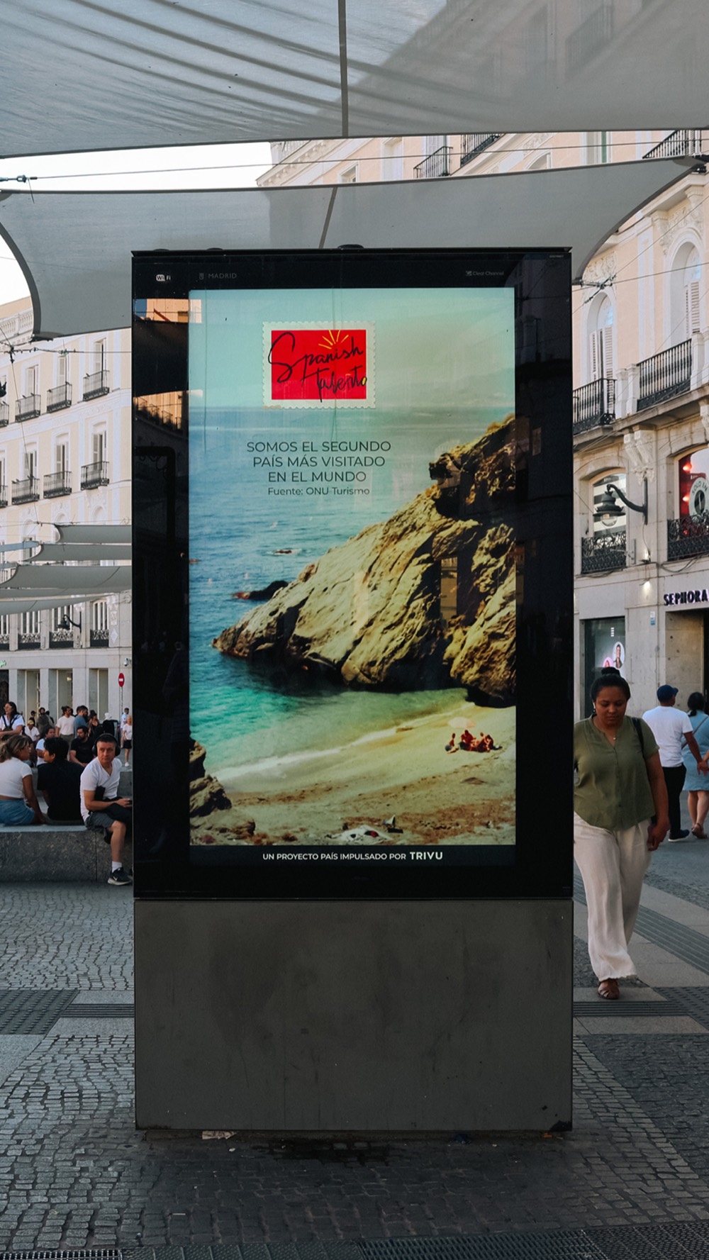 Mupi de Spanish Taleñto en la Puerta del Sol de Madrid — «somos el segundo país más visitado en el mundo»