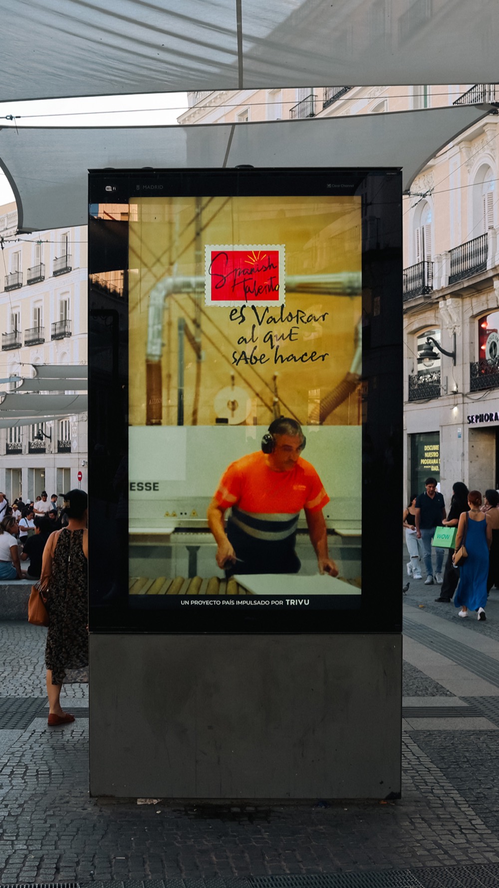 Mupi de Spanish Taleñto en la Puerta del Sol de Madrid — «es valorar al que sabe hacer»