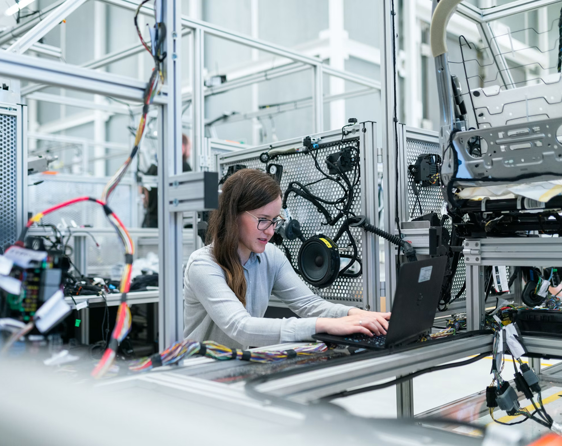 Una ingeniera trabaja en una línea de montaje