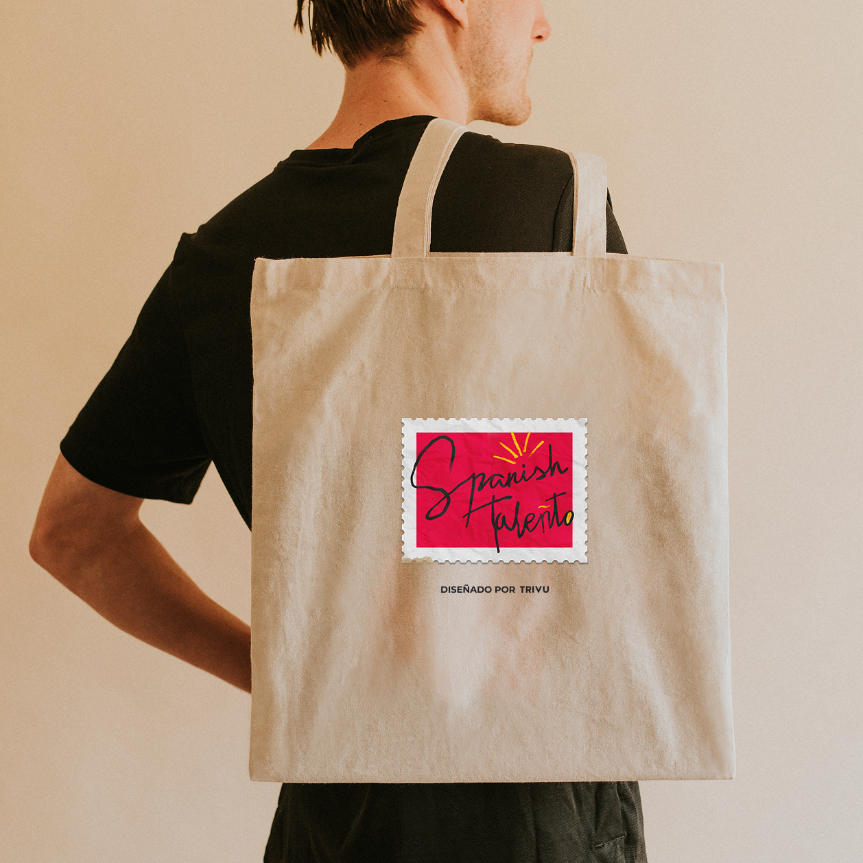 Una tote bag con el sello de Spanish Taleñto, diseñado por TRIVU